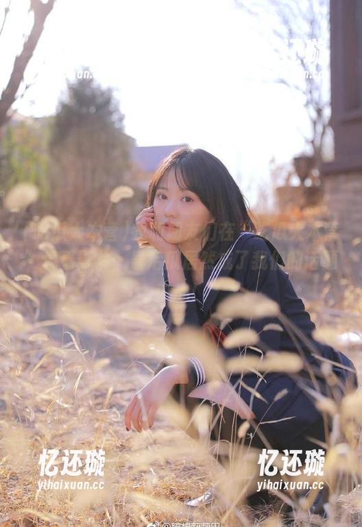 我和朋友们在“吃瓜大本营”观看影片，最后瓜居然成了我们的话题中心！