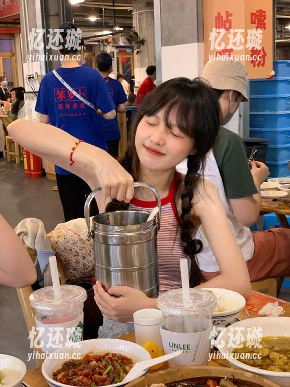 黑料正能量 观看网红们一边爆料一边释然的黑料正能量,像极了年轻时代的你我!